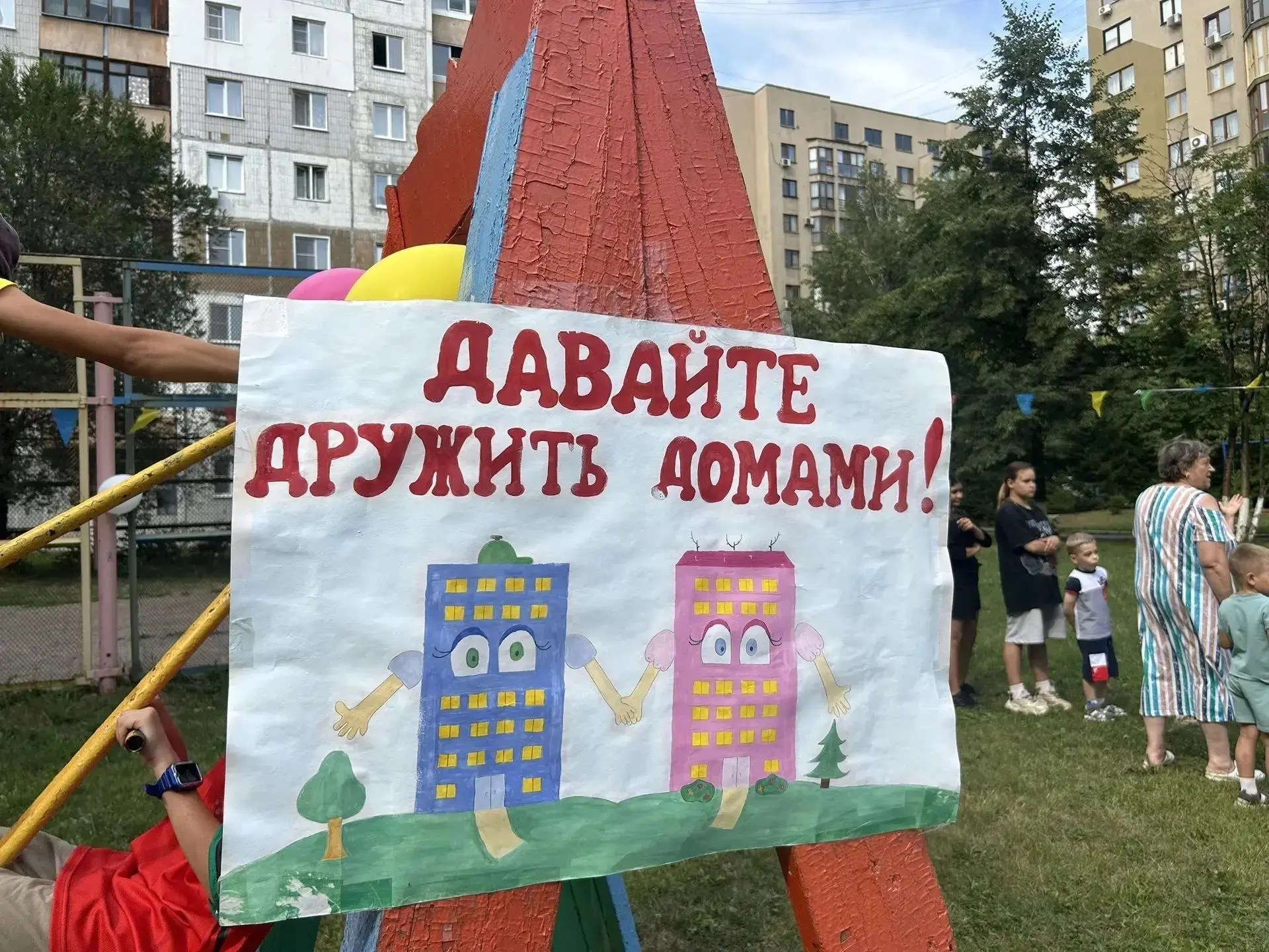 «Давайте дружить домами!»: праздник двора прошел на проспекте Молодежном, 3
 
Общением, песнями и та