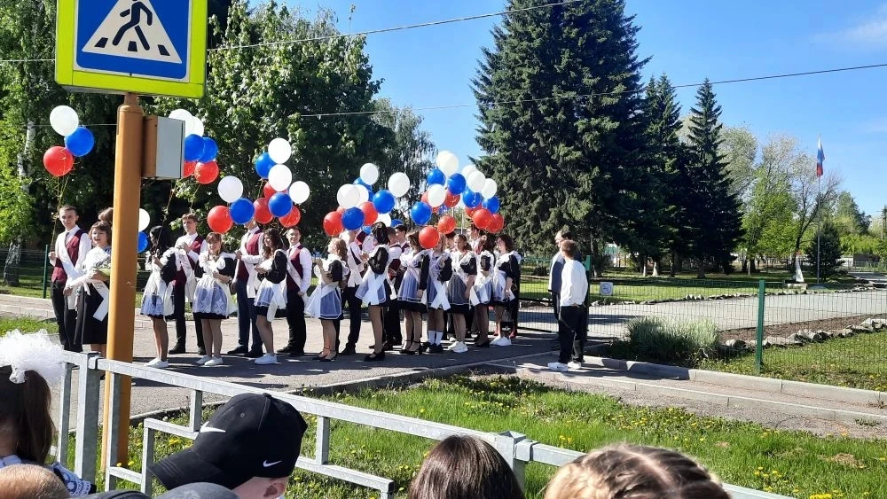 26 мая в Усть-Пристанской школе прошел трогательный праздник Последнего звонка.