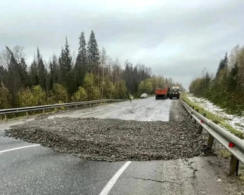 ⚡️Карстовый провал на дороге Полазна — Чусовой засыпали примерно 500 тоннами щебня.