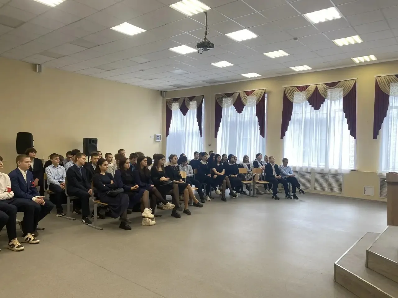 👮‍♂️ 27 апреля ученики 8Г, 8Е и 11Б классов 2 корпуса встретились с начальником ОУ УПП Рахимовым И.П