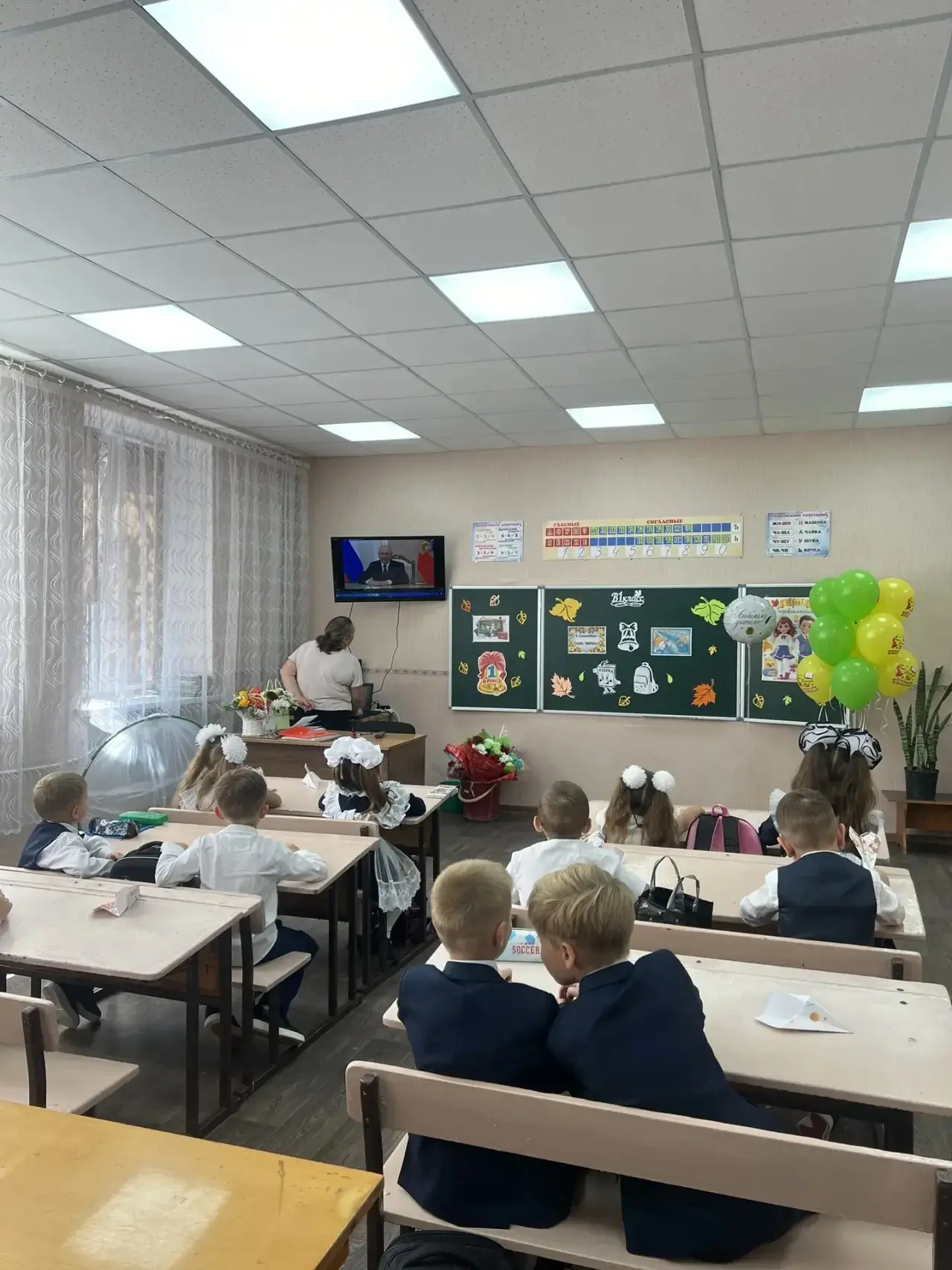 🇷🇺В нашей школе прошел первый урок «Разговоры о важном», посвященный Дню знаний и тра...