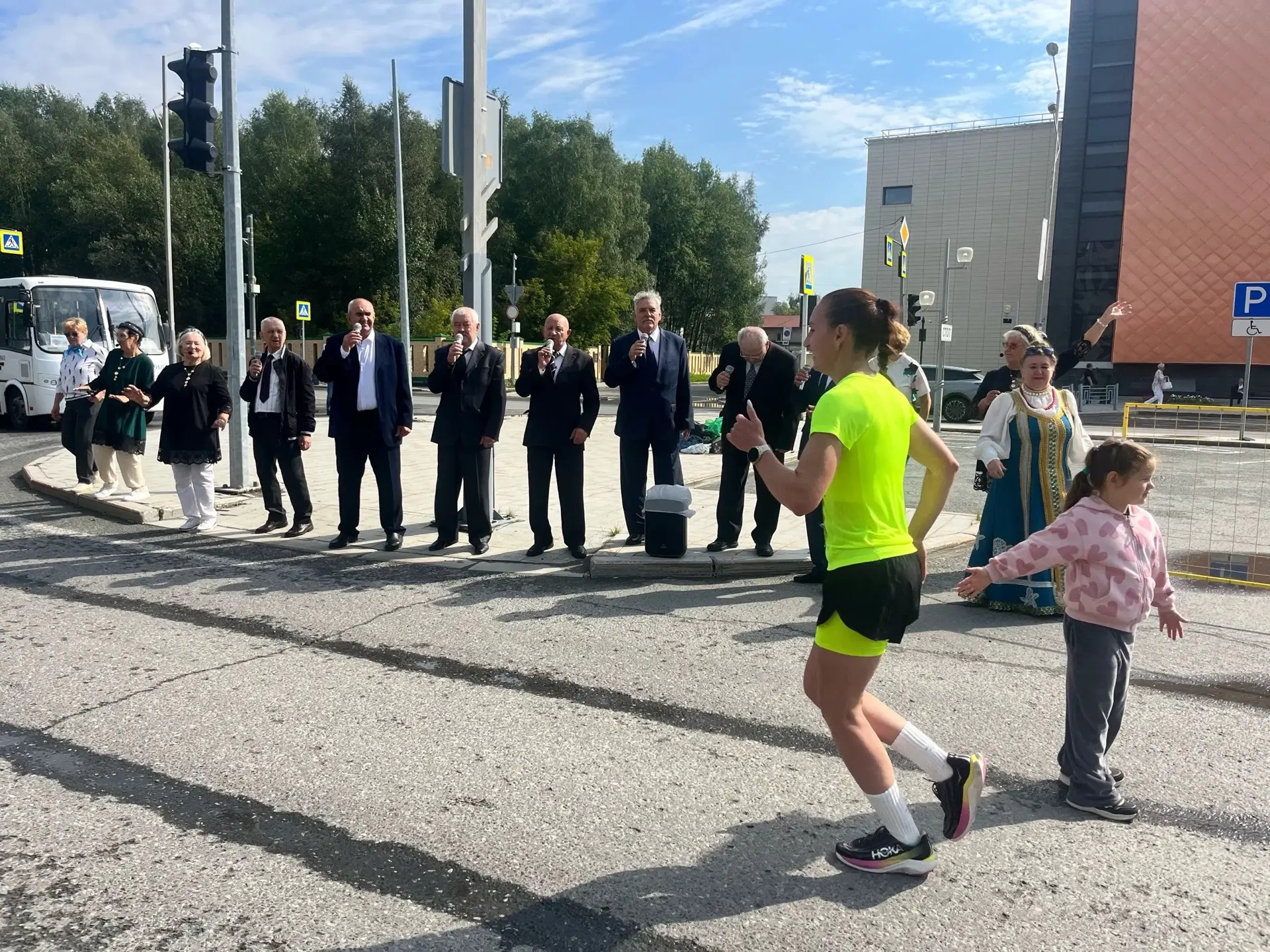 На трассе Тобольского марафона сегодня звучат не только шаги участников, но и настоящие...