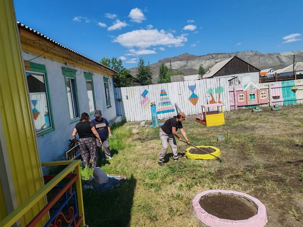 Продолжается активная работа по благоустройству территории. Создание уютной, чистой и безопасной сре