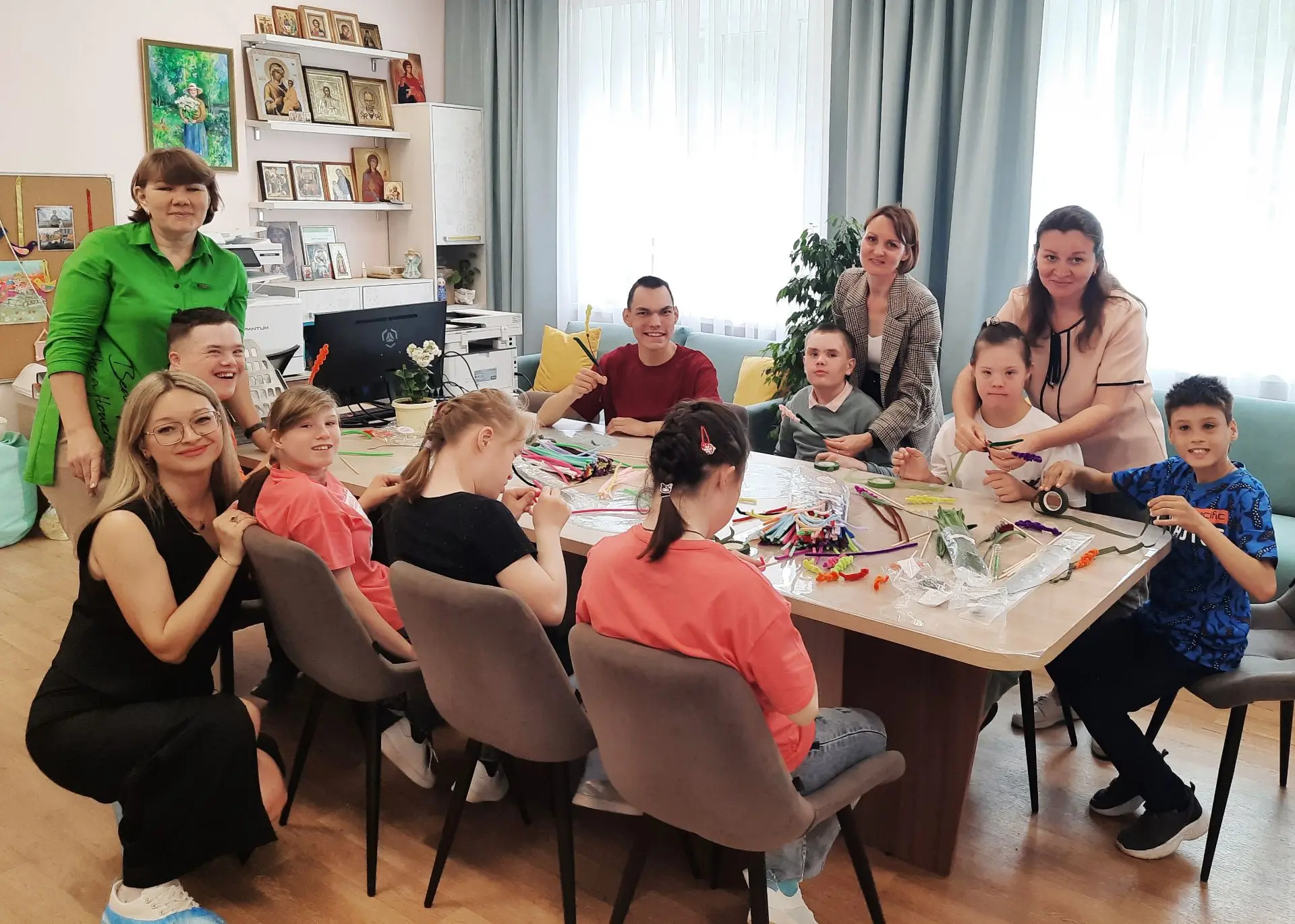 Искусство дарить радость: творческий мастер‑класс в детском доме‑интернате 💫

Не бывает маленьких д