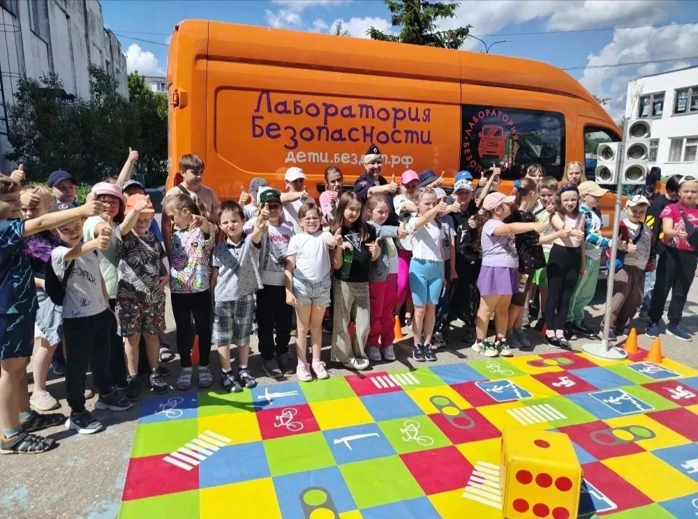 "...Бежит говорливой речкой в овраге