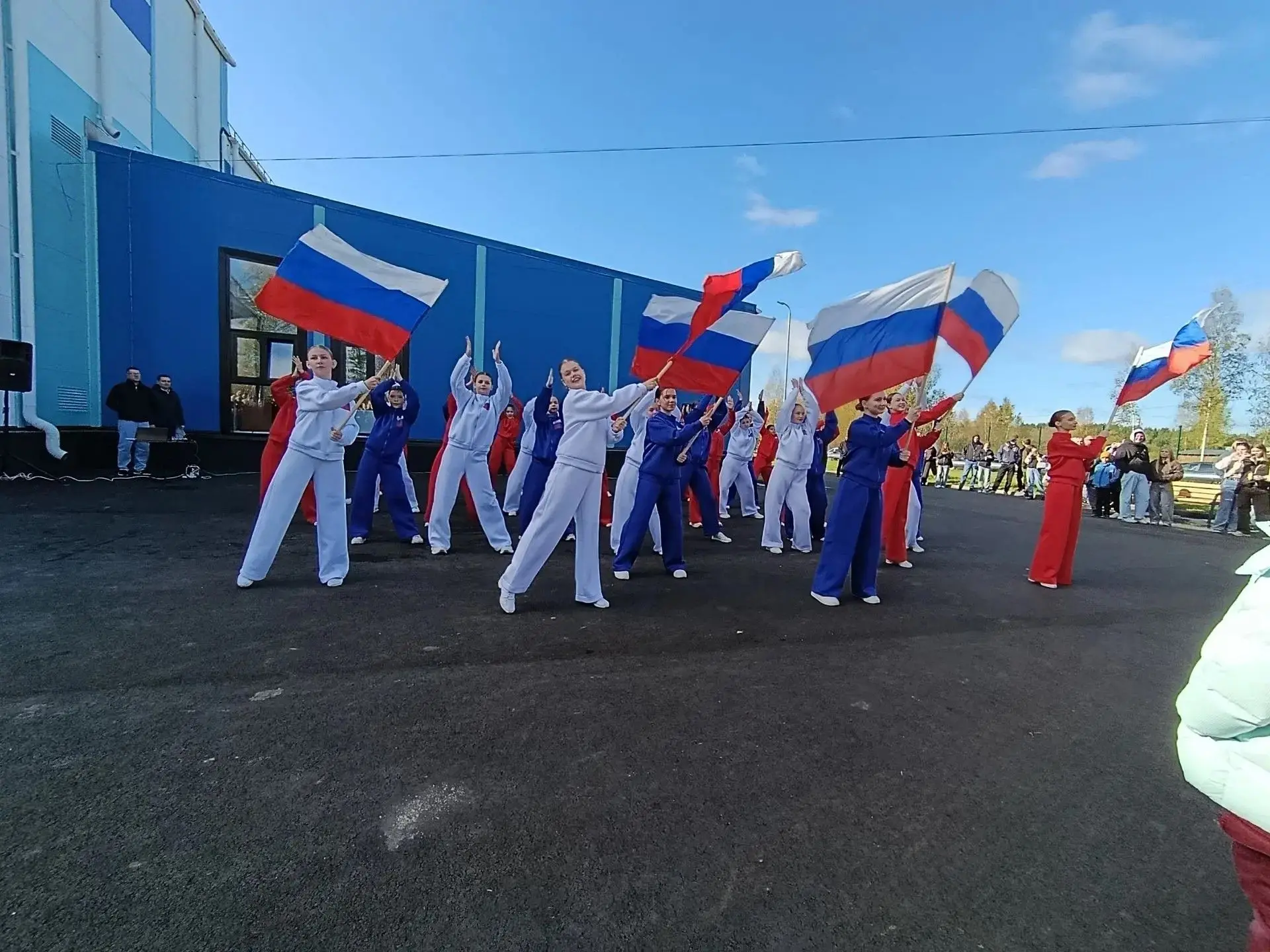 "Айсберг" открыт товарищеским матчем хоккейных команд и показательными выступлениями юн...