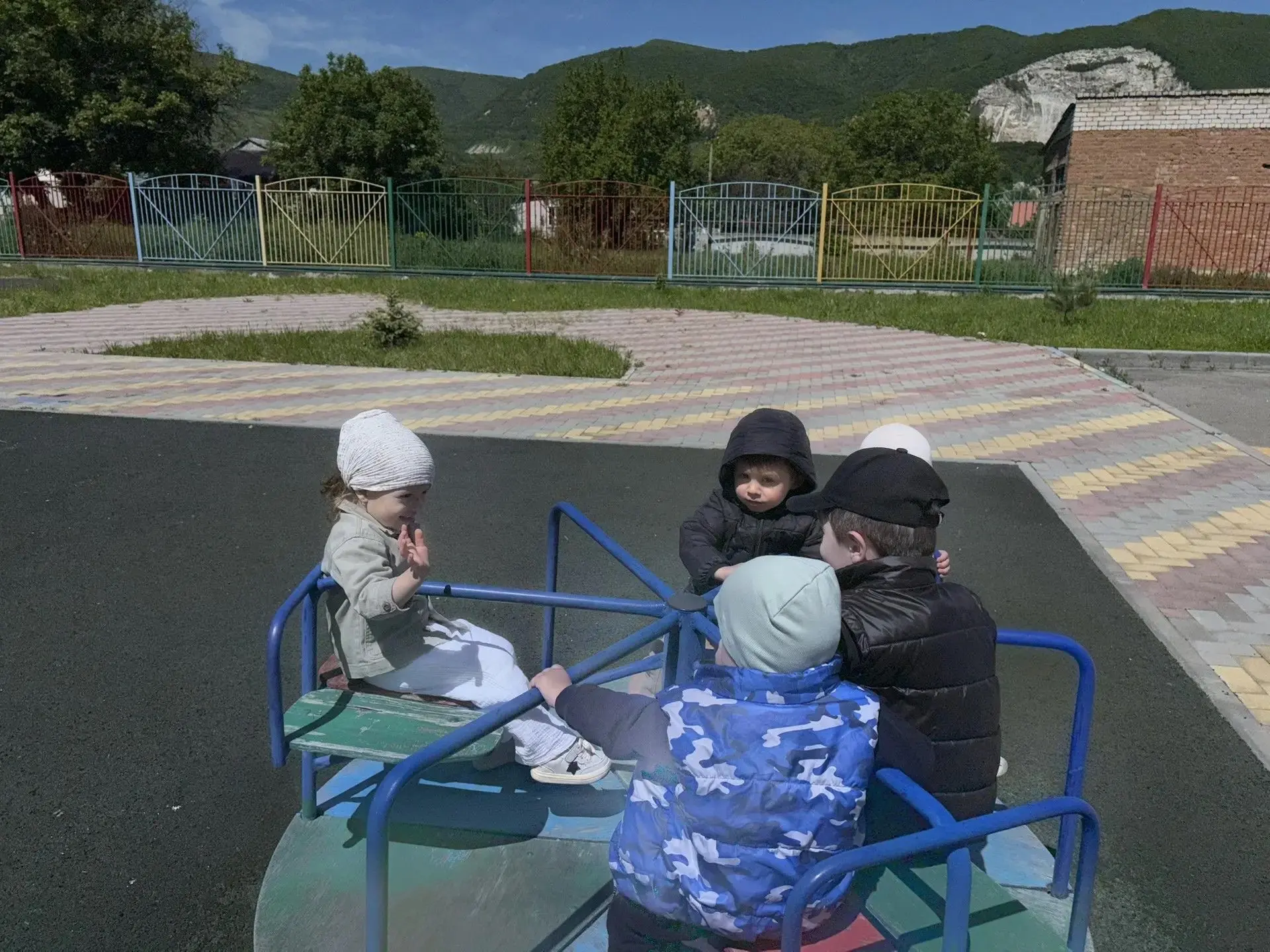 Наконец то солнце светит по летнему и можно подольше  побыть на свежем воздухе. Прогулк...