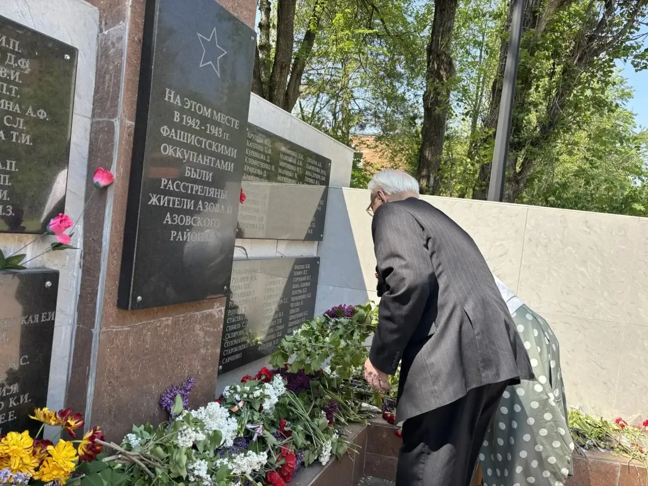 🇷🇺Сегодня, в День 9 Мая, ученицы 11А класса нашей школы несли Вахту памяти у мемориала, расположенно