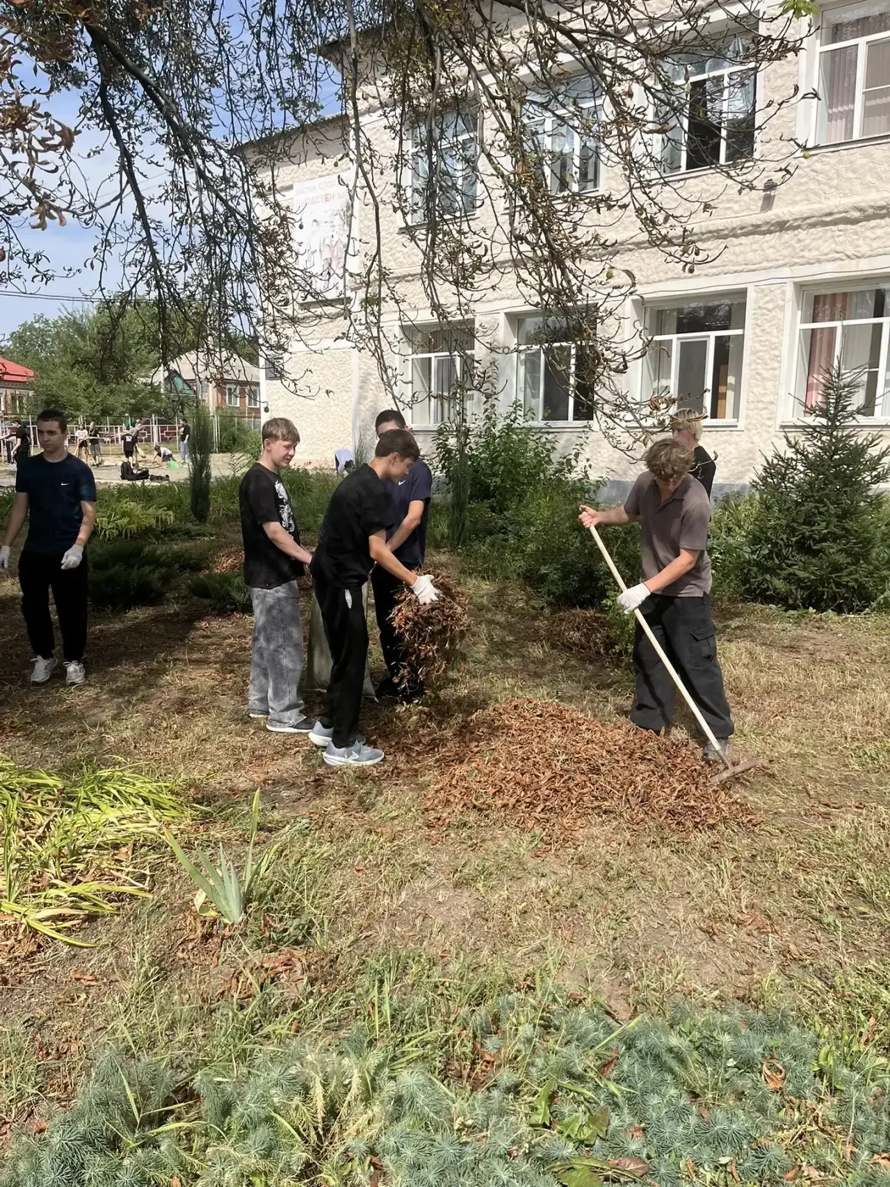 🌿Сделаем свой дом чистым, уютным: в школе прошёл экологический субботник!»