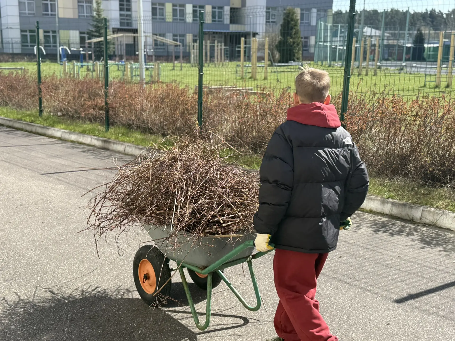 Субботник — добрая традиция и праздник труда!  Сегодня в нашей школе проходит всероссийский субботни