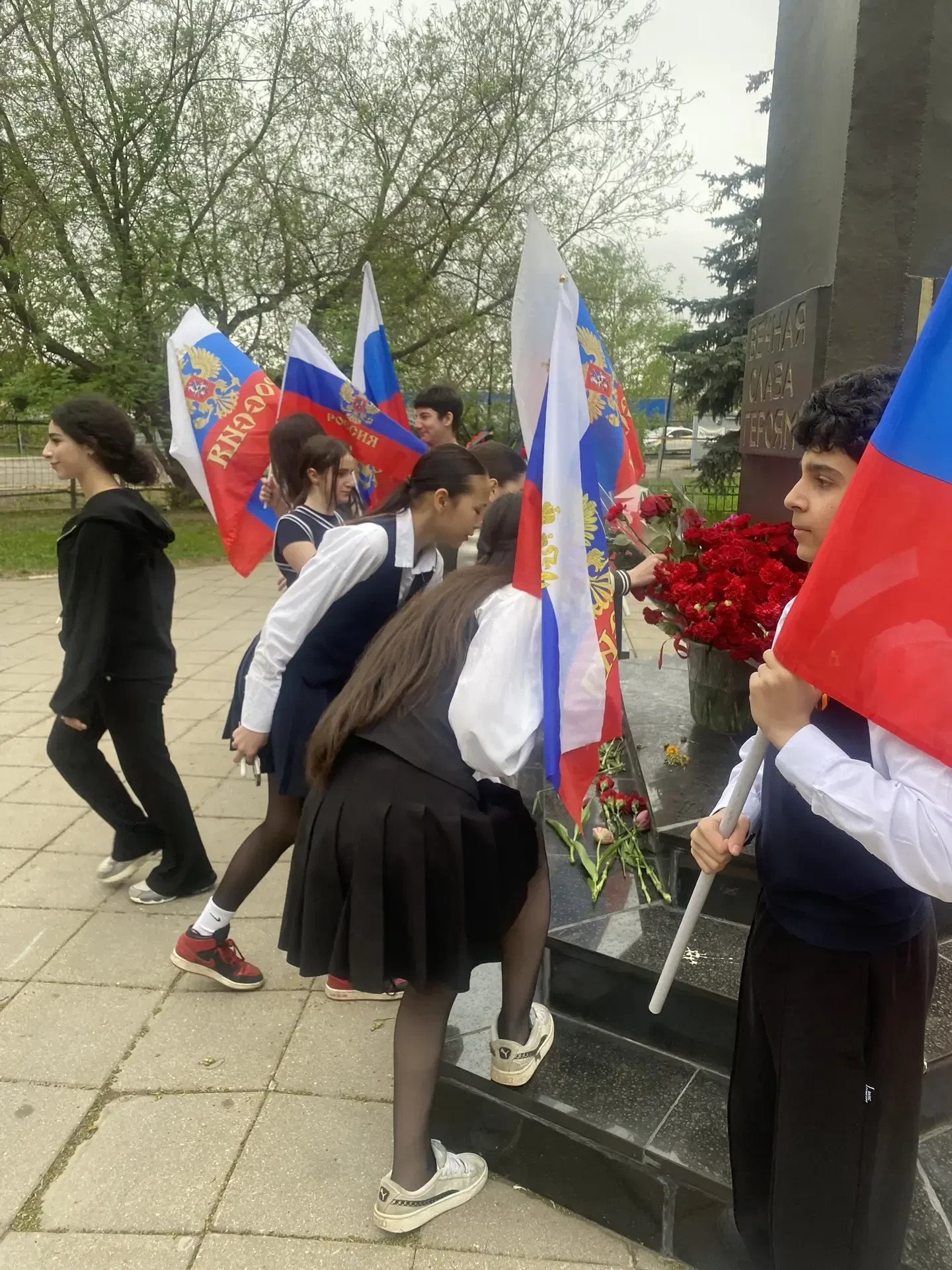 Сегодня, 8 мая 2026 года, класс 8В1 участвовал в патриотической акции «Вахта Памяти». Это часть боль