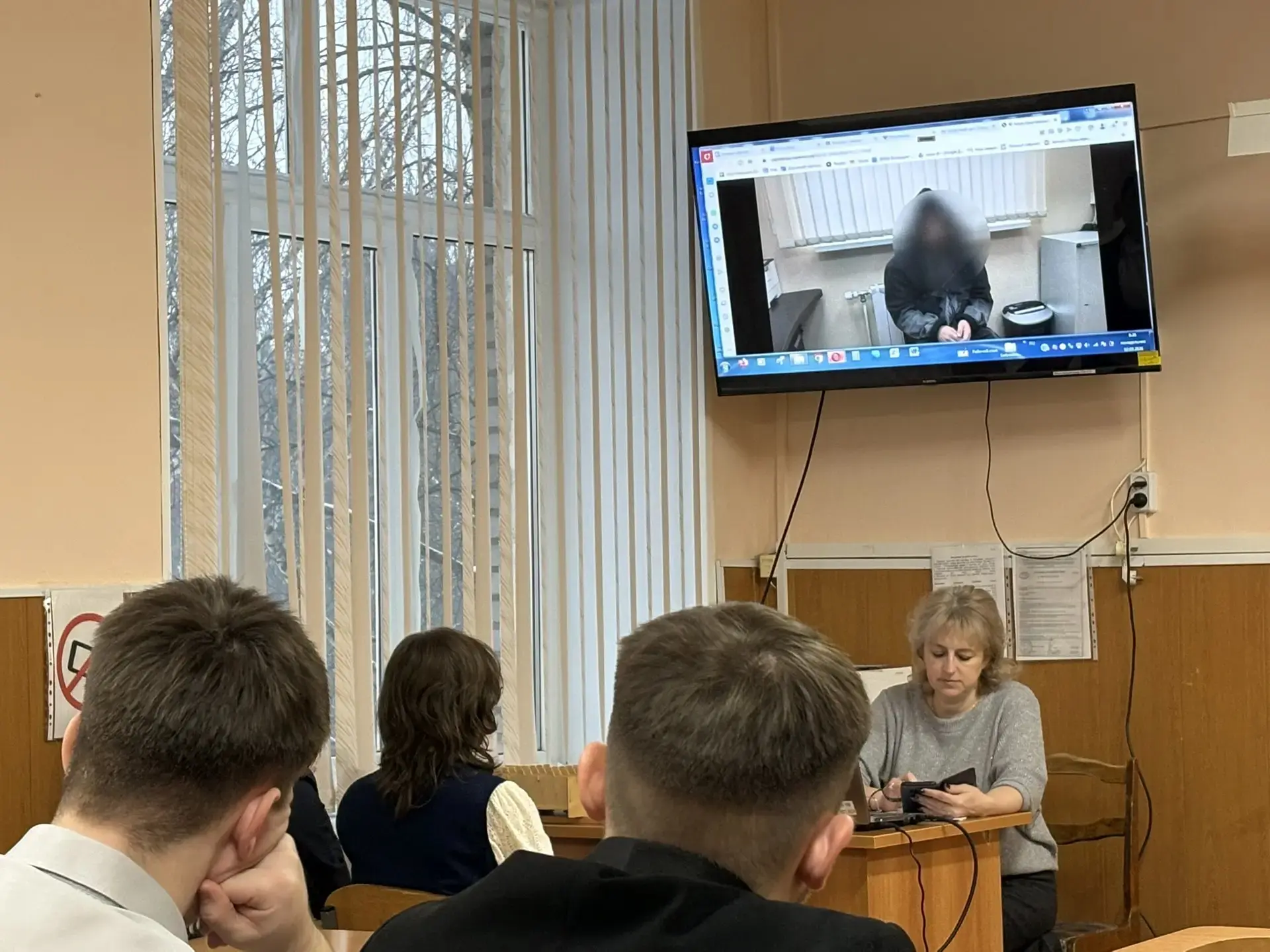 ✅2 марта новая учебная неделя в МАОУ Школе №98 им. Н.Ф.Обухова традиционно началась с выноса государ
