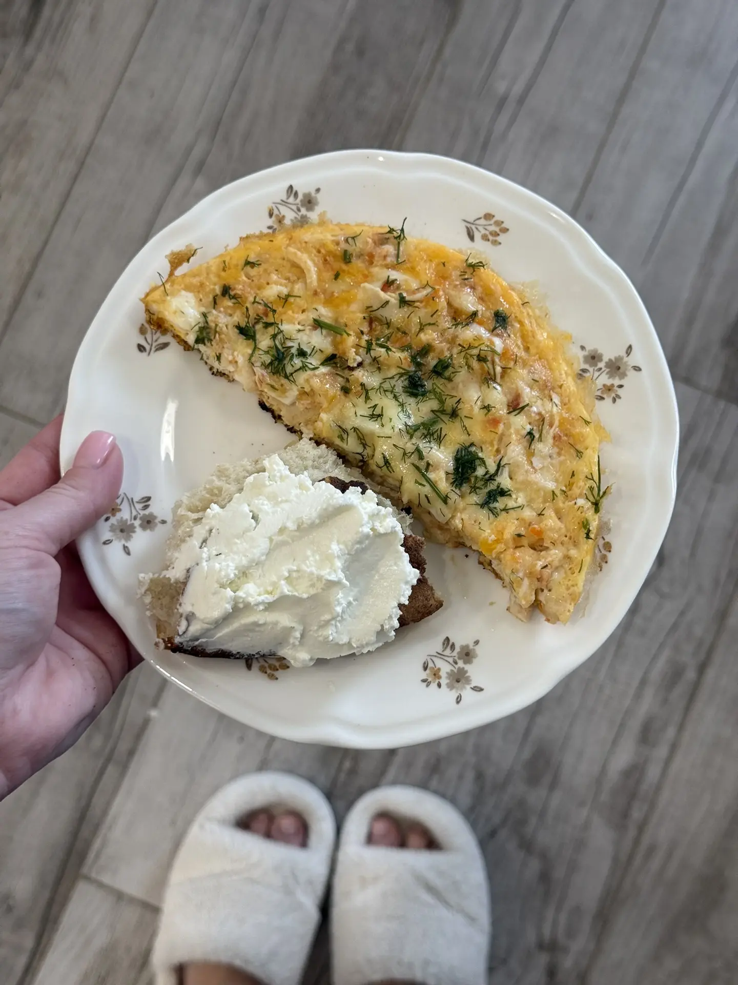 Готовим завтрак ,кажется мне пора уже покупать новые доски.Как мы раньше жили и у нас д...