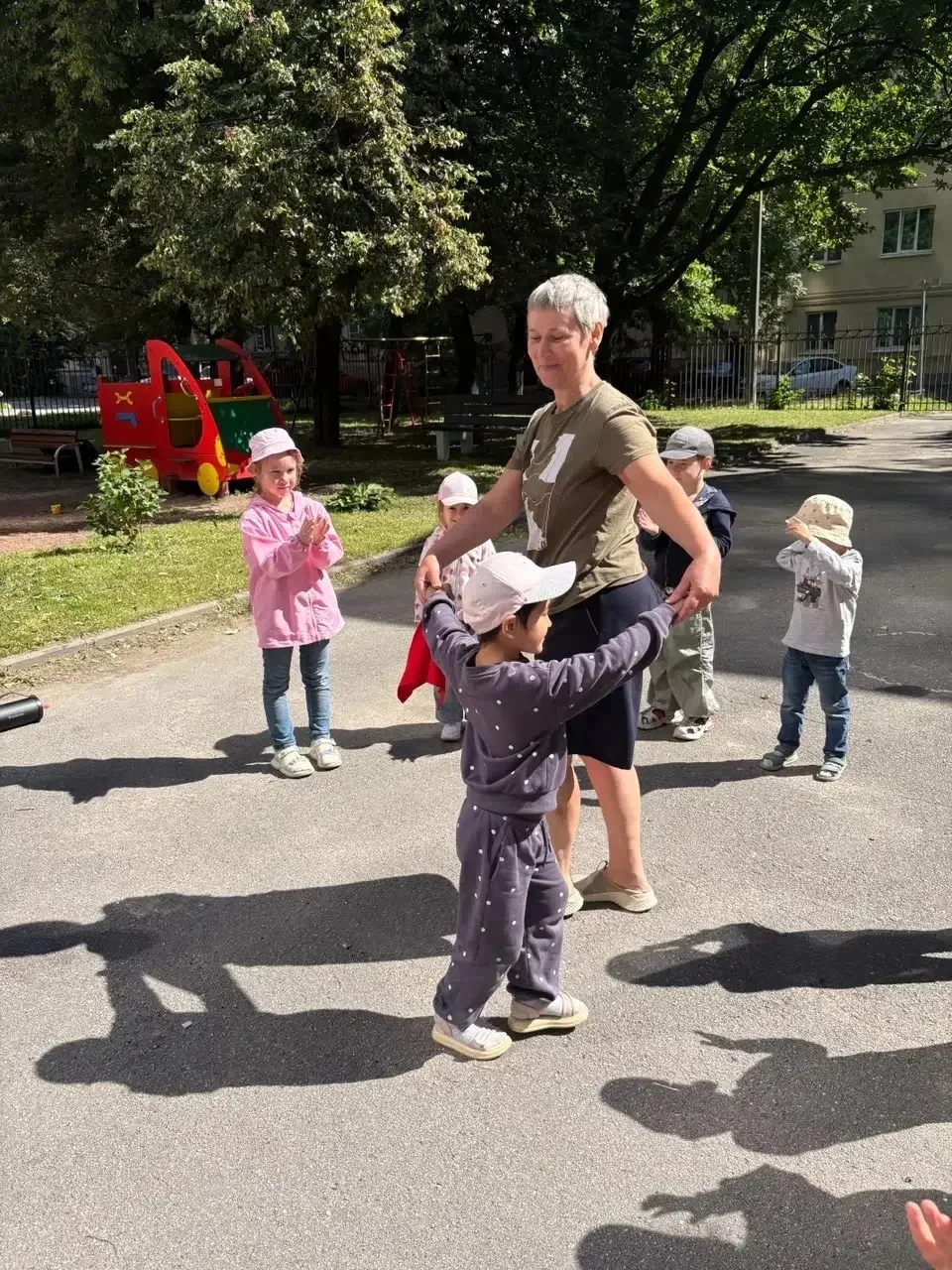 Музыка под открытым небом: Летнее знакомство малышей и ребят постарше 🎶☀️

Лето — удивительная пора
