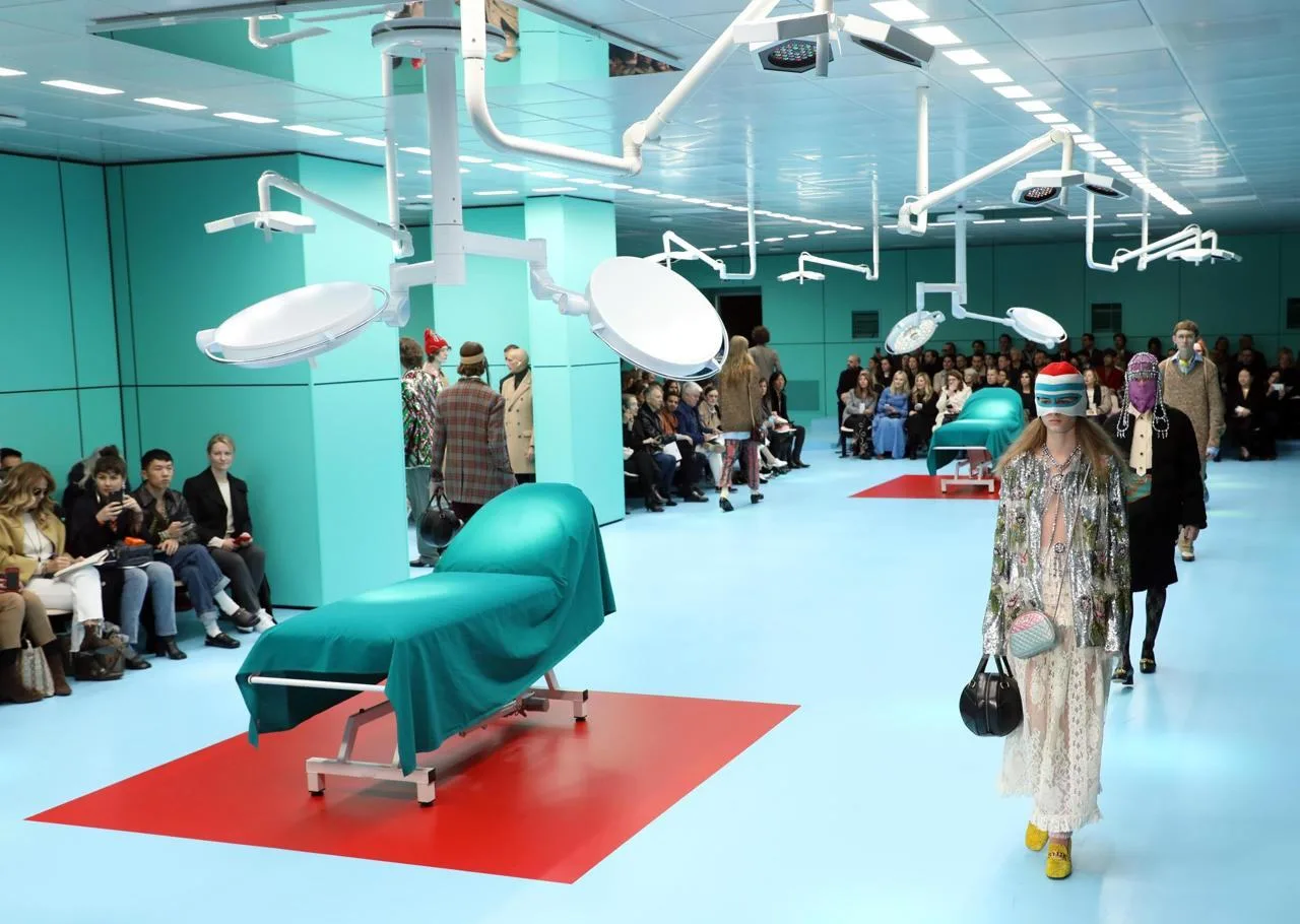 Gucci. Показ осенне-зимней коллекции 2018 года

Модные показы можно представить во многих красивых л