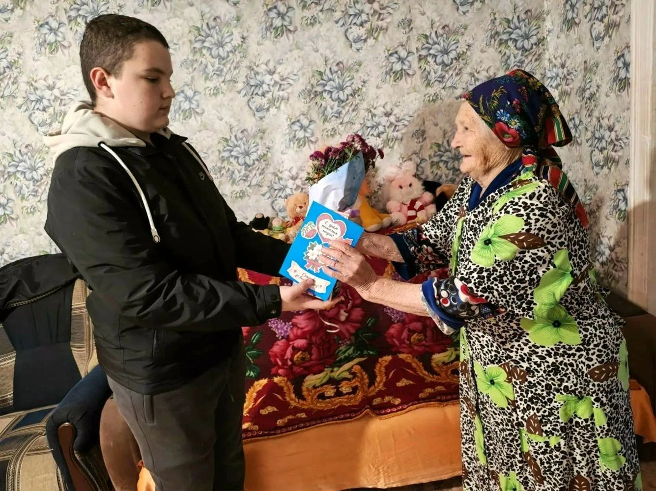 Во время декады пожилых людей работники Солдатской сельской библиотеки, сельского Дома ...