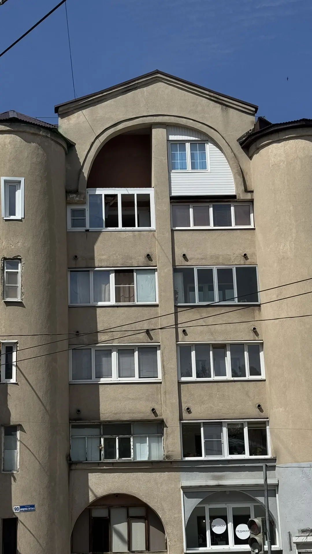 Ошибаемся.

В прошлом году в центре, на Красноармейской, делали очень нестандартный балкон.
Он состо