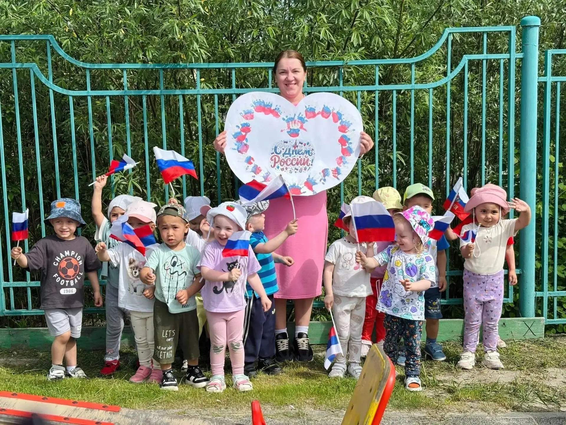 С ДНЁМ РОССИИ! 🇷🇺Мы от всей души поздравляем наш любимый город и всю страну с этим великим праздни