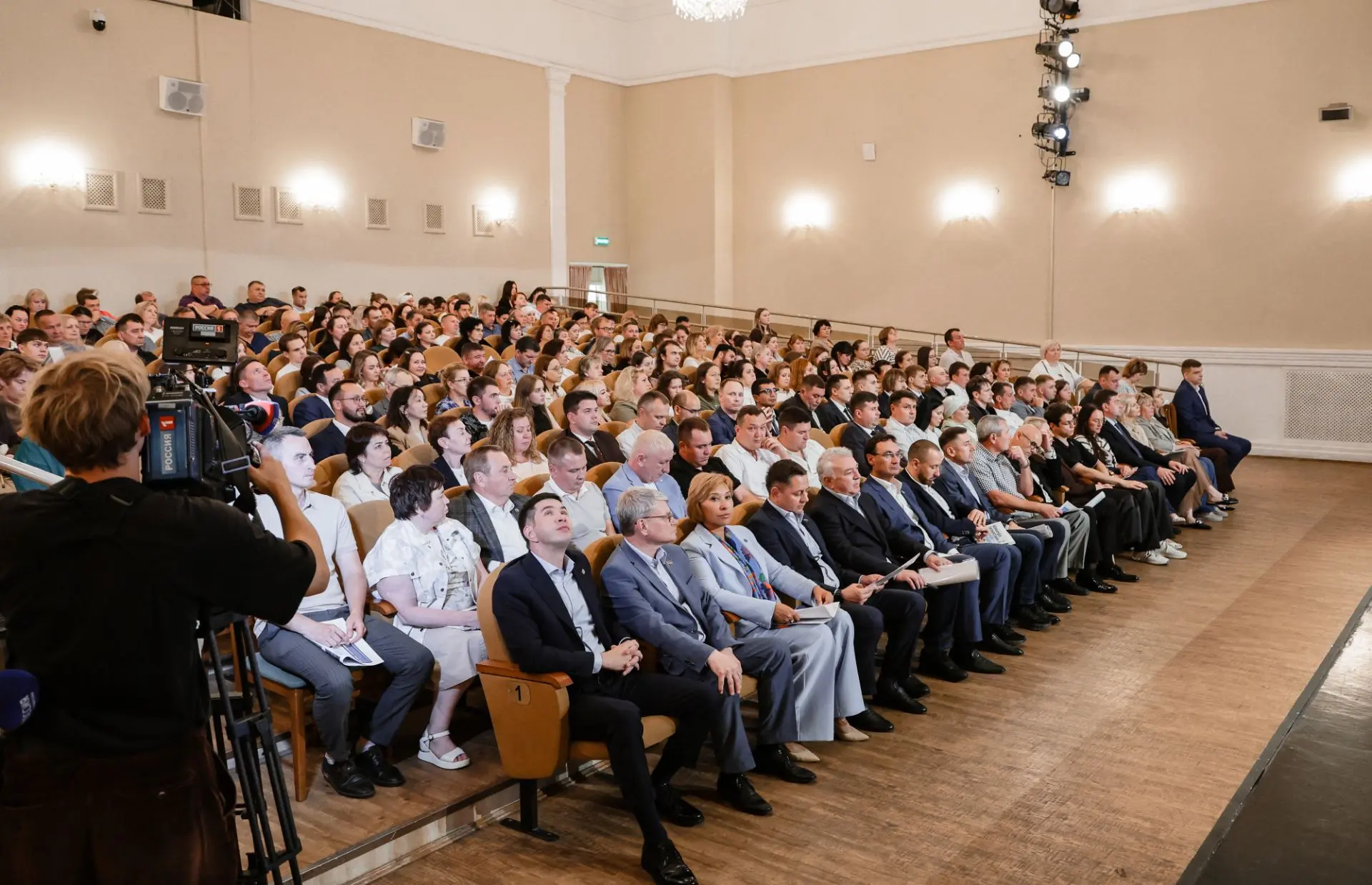 Принял участие в работе партийного форума в Вахитовском районе Казани.