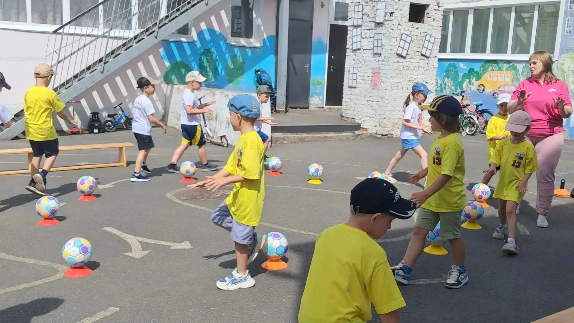 ⚽Весёлый футбол объединил детские сады Усть‑Катава! ⚽

19 июня МАДОУ № 12 провёл спортивное мероприя