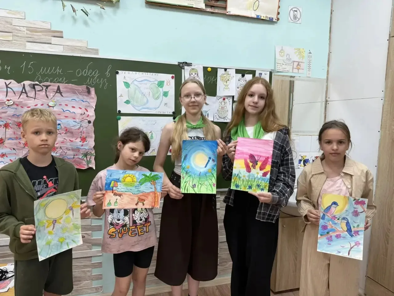 Сегодня наш пришкольный лагерь "Веселый ветер" ознаменовался днём творчества и ярких красок.🪅

Ребя