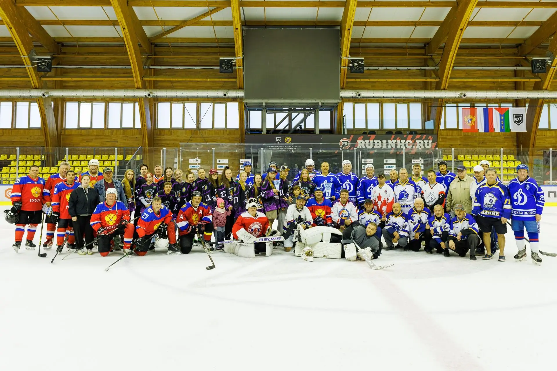 🏒 Ветераны хоккея сразились в честь Дня рождения Тюменской области