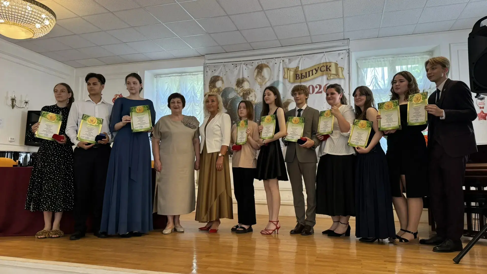 🎓 САМЫЙ ДОЛГОЖДАННЫЙ ПРАЗДНИК СОСТОЯЛСЯ! 

В уютной атмосфере актового зала музыкальной школы город