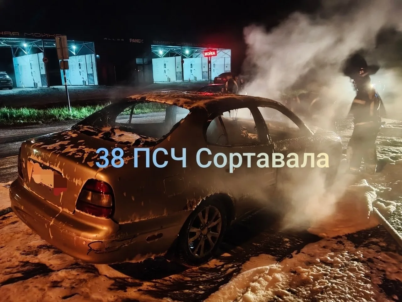 Пожарные пеной тушили автомобиль, который загорелся рядом с мойкой в Сортавале