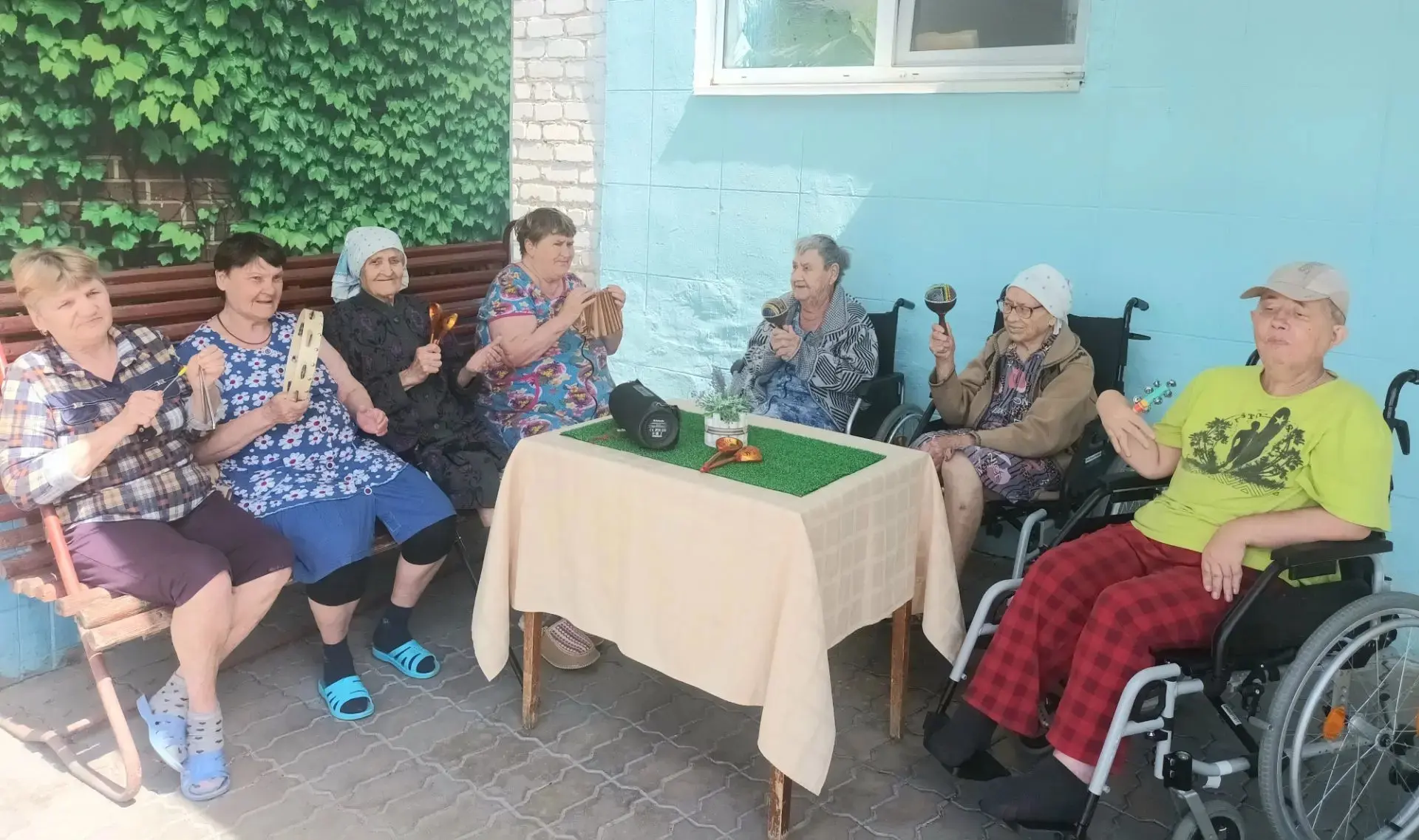 В рамках программы «Мелодия души» проживающие Даниловского дома-интерната приняли участ...