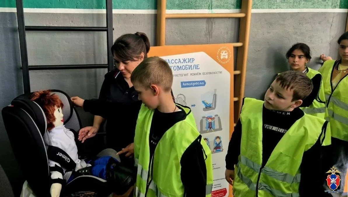 🚌В Чонгарской школе сотрудники Госавтоинспекции провели занятие на базе мобильного комплекса «Лабора