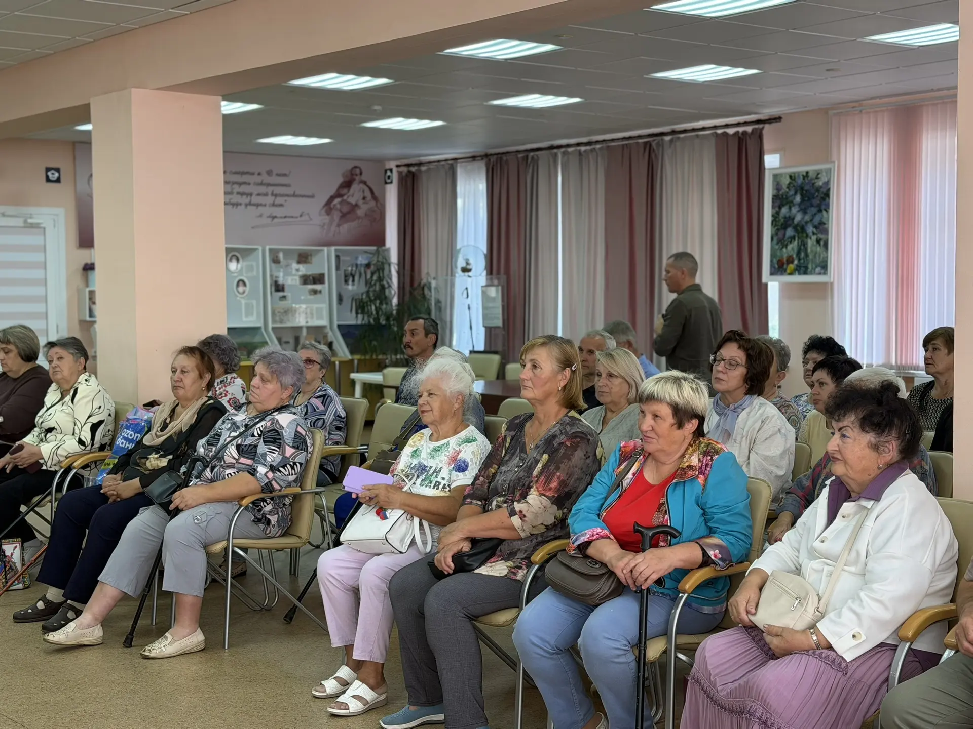 В Ефремовской модельной библиотеке состоялась встреча с представителями ТОС, старостами...