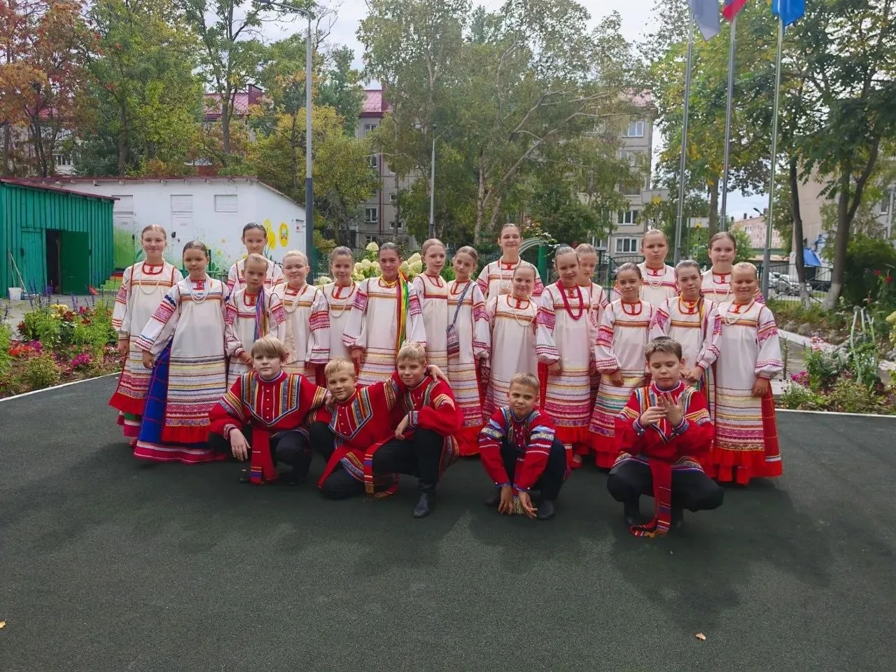 С Праздником, дорогие педагоги «Одуванчика»! 🌼