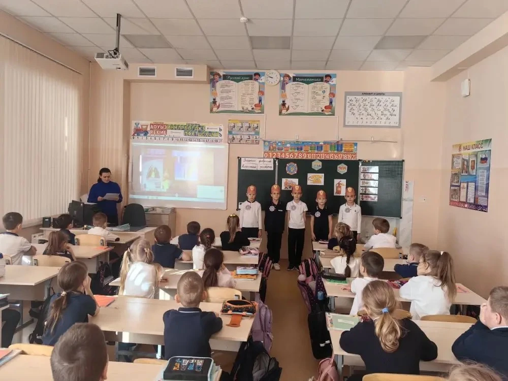 👨‍🚒Отряд юных пожарных провел урок безопасности в 1-х классах!  🔥Сегодня наши юные пожарные посетили