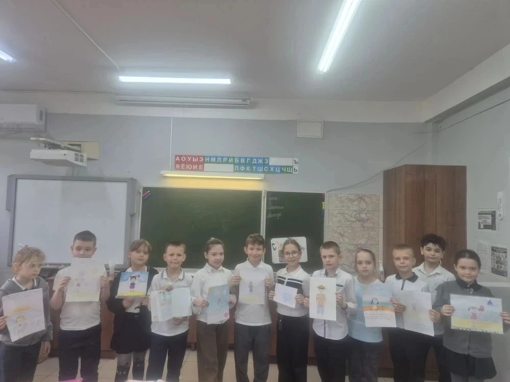 Учащиеся 2 "Б" на уроке английского языка представили свои проекты "Я на летних каникулах". Получило