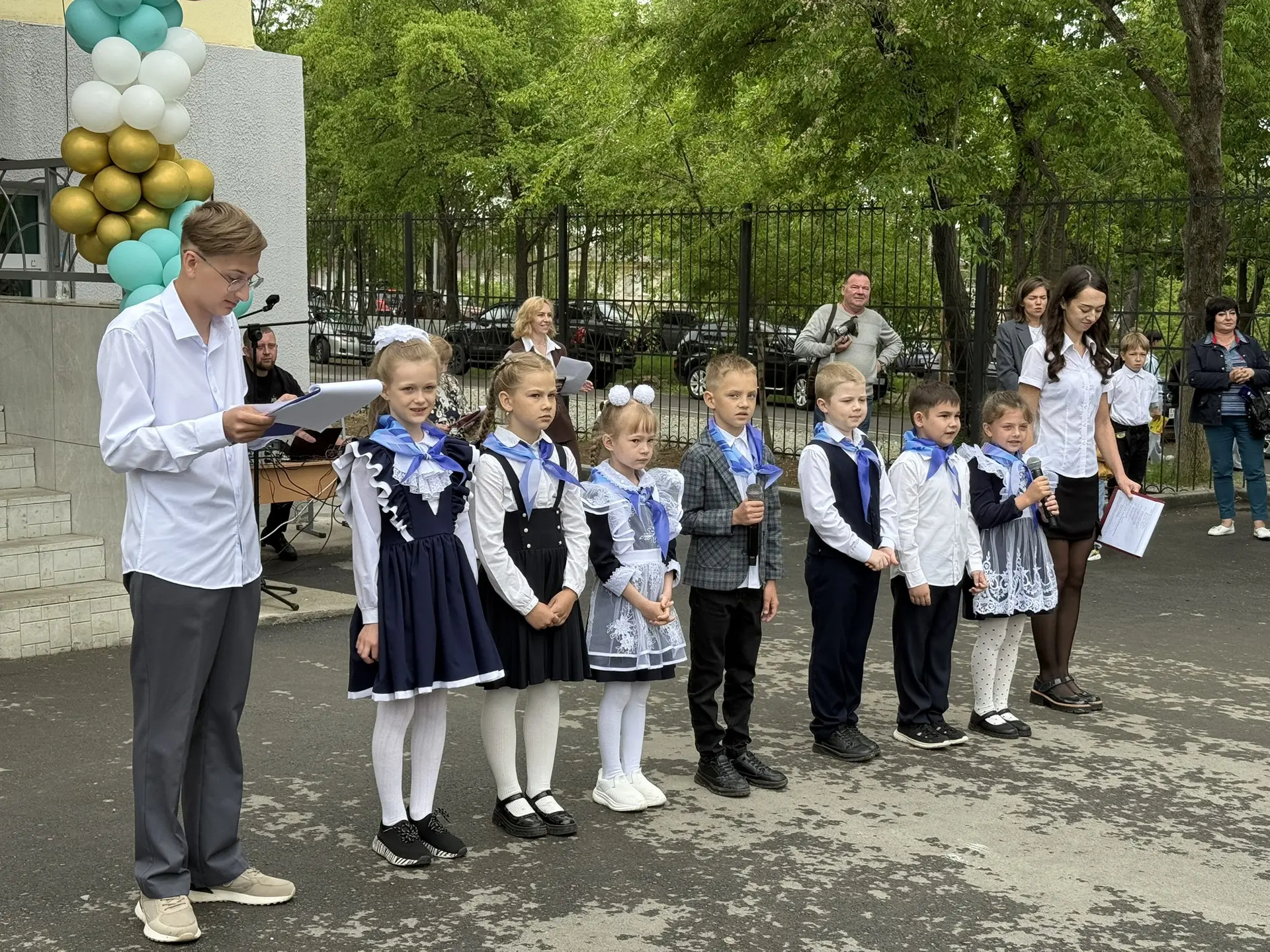 Звонок, что открывает будущее 🔔  Вчера в нашей школе прозвенел Последний звонок — тёплый и немного г