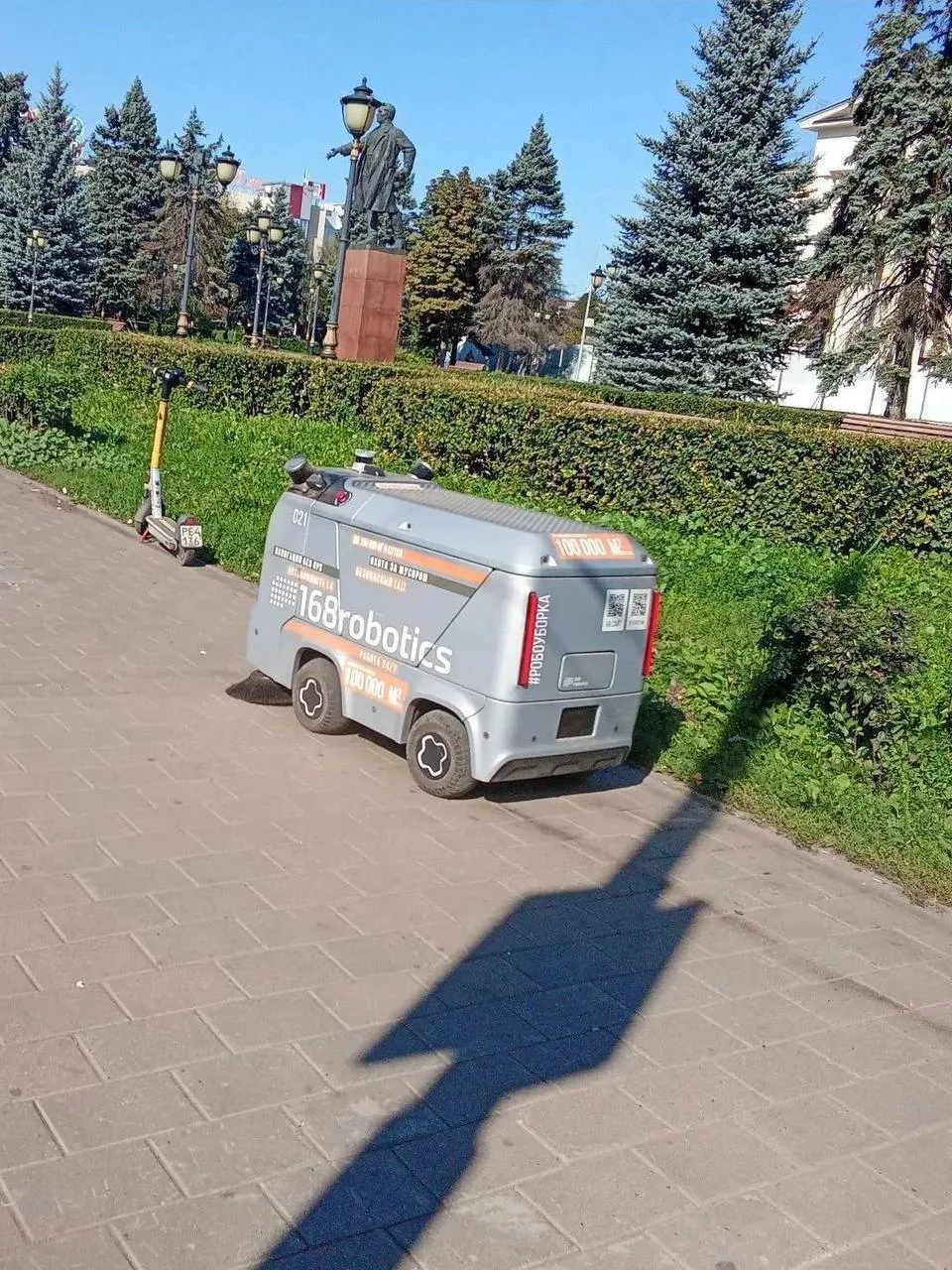 На площади Кирова заметили милого уборщика.