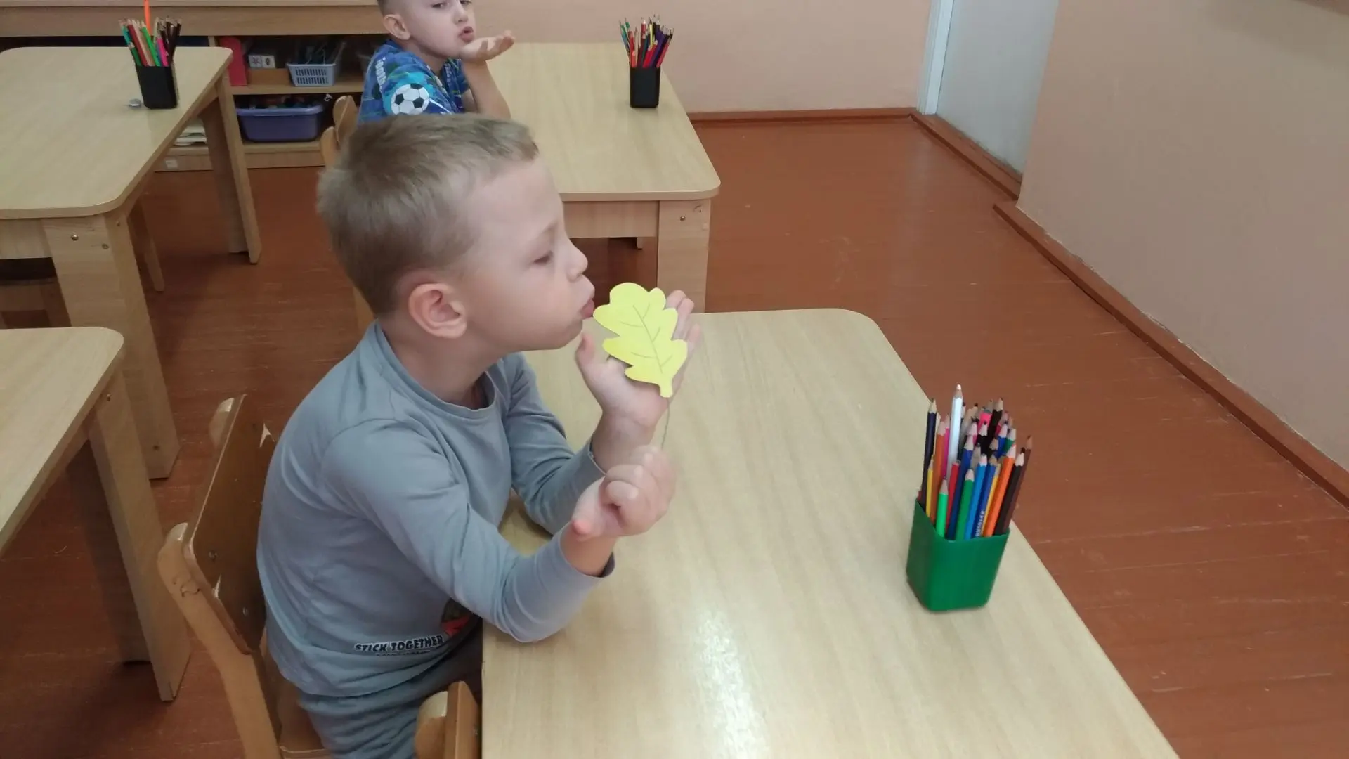Сегодня наше логопедическое  занятие было полно открытий. Мы рассматривали желуди и каш...