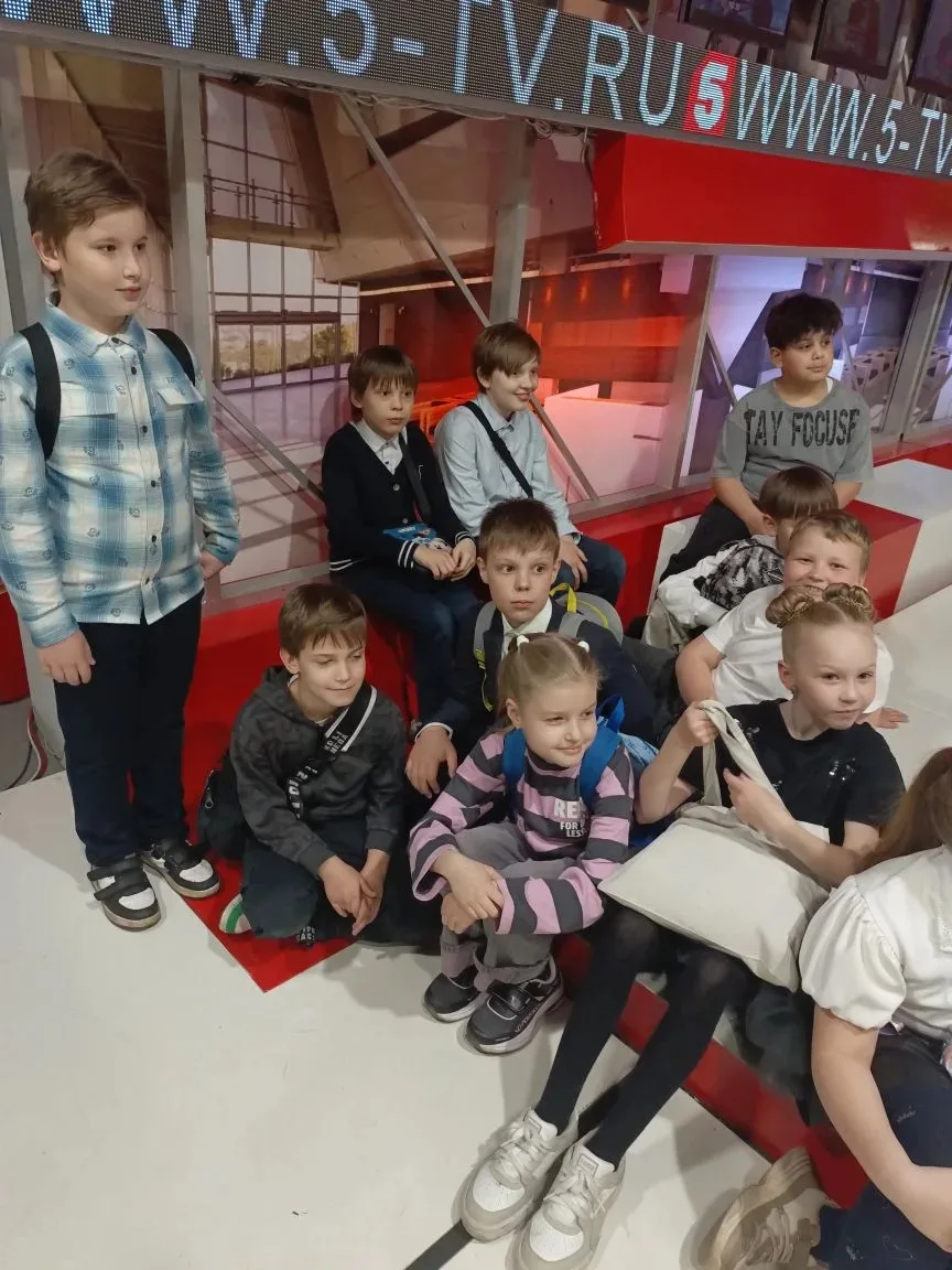 🎬 За кадром телевидения: экскурсия учеников 3В класса на 5 канал.  26 мая учащиеся 3В класса вместе 