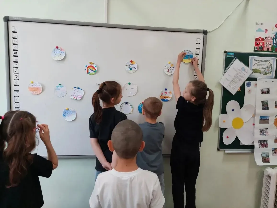 Началось лето и на пришкольной детской площадке «Ромашка» в ГБОУ ЛНР «СЛСШ ПГТ ПЕТРОВКА...