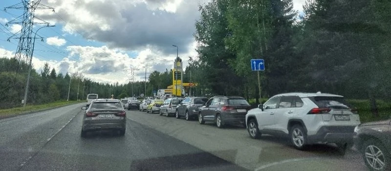 Таксисты предлагают жителям Петрозаводска выстоять за них очереди на АЗС.