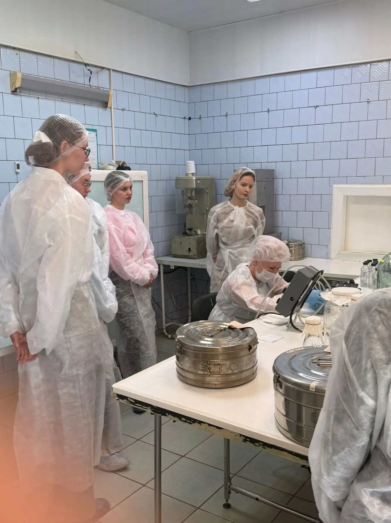 Студенты группы Ф‑113 побывали на увлекательной экскурсии в Госаптеке — и узнали много ...