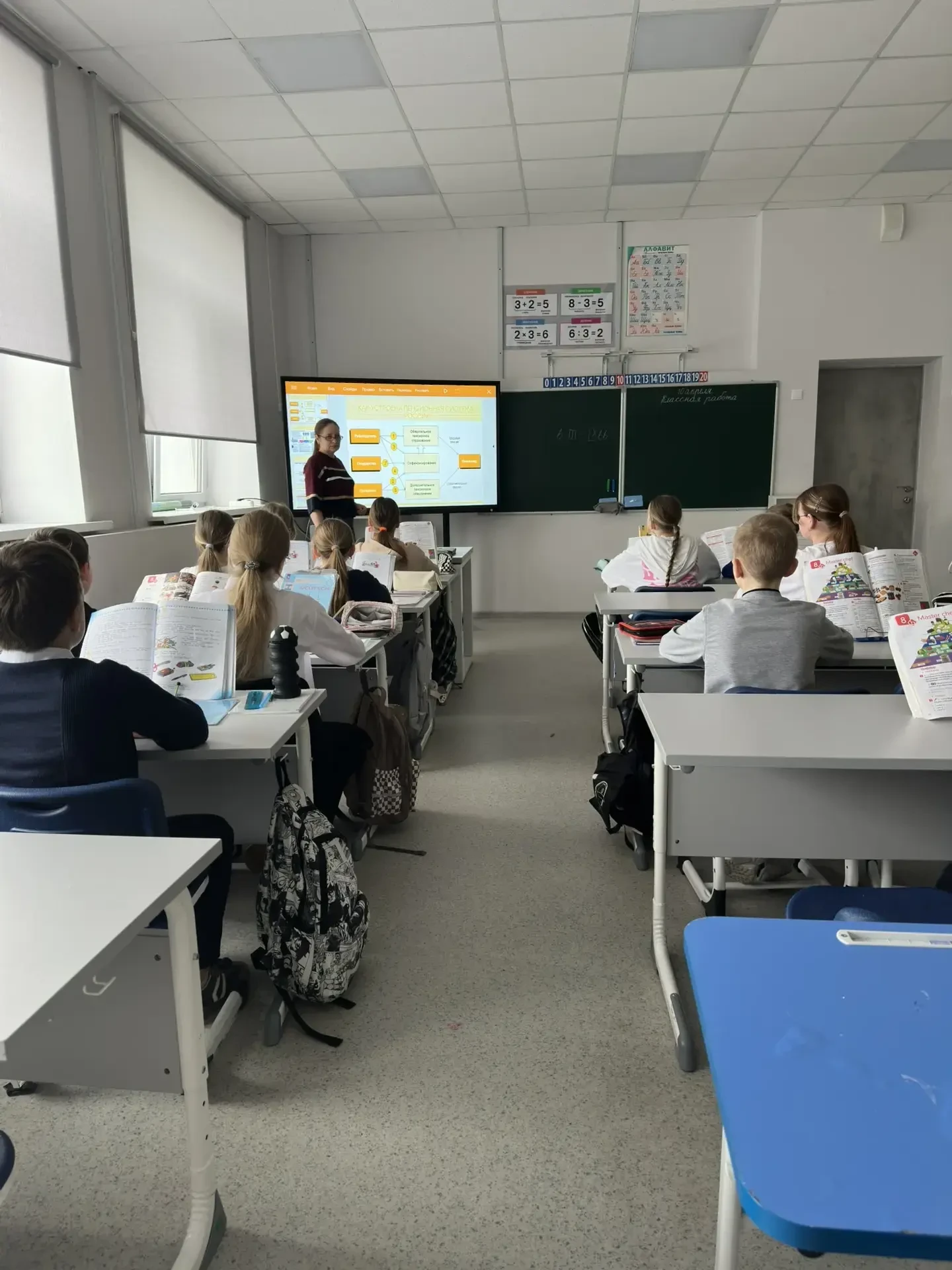 📍 В 5 «А» классе прошёл познавательный классный час, посвящённый теме пенсионной системы.  Ребята в 