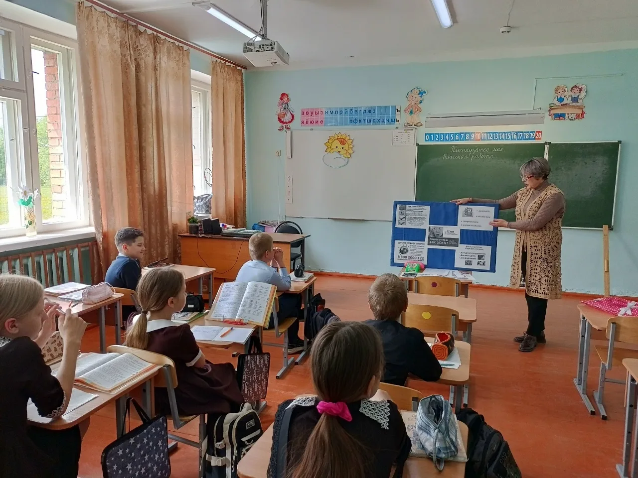 Библиотекарями проведены мероприятия, приуроченные  ко Дню детского телефона доверия.