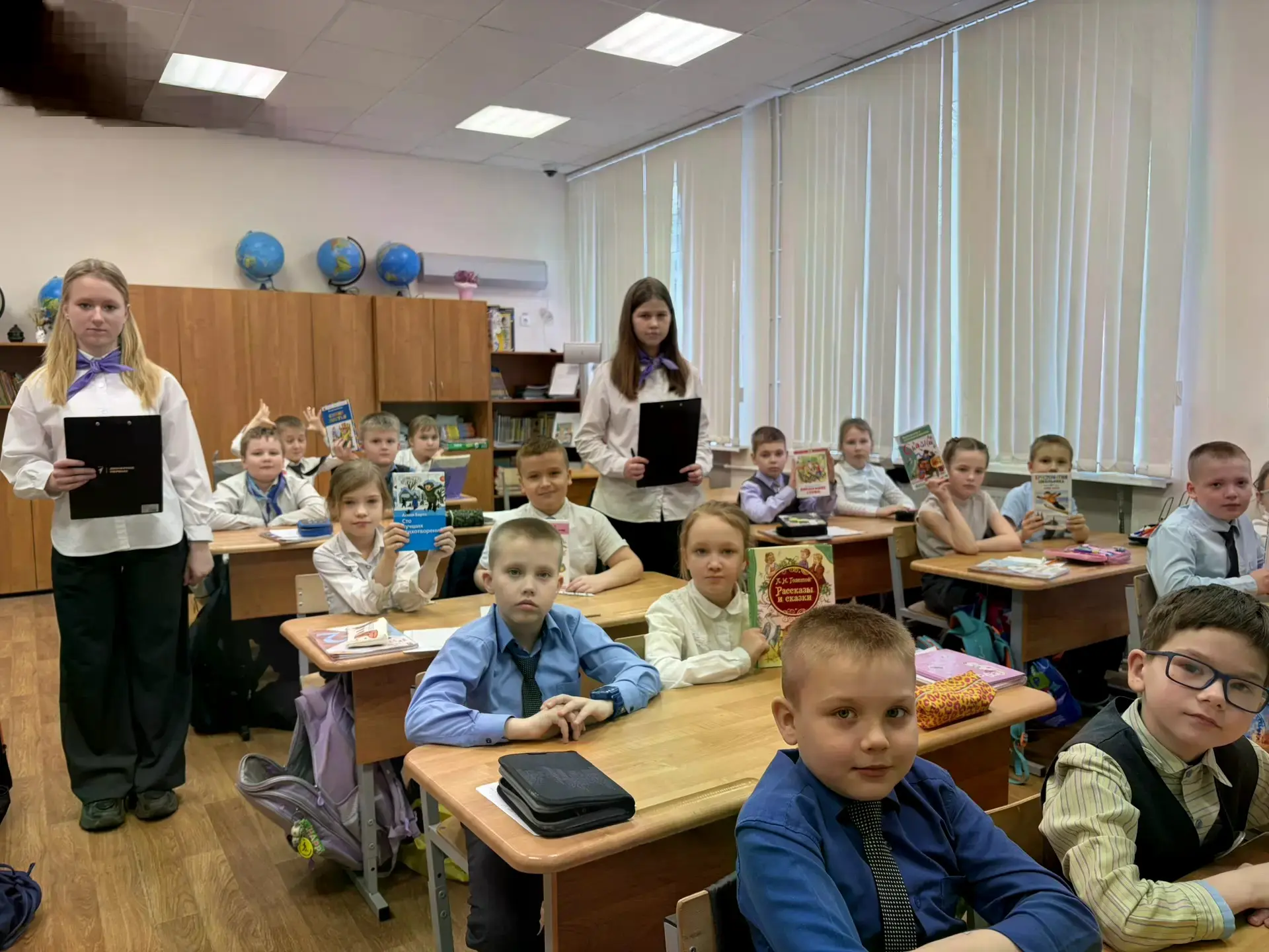 Приближается День поэзии, а мы уже начали активно к нему готовиться!  Наставники-орлят, активистки Д