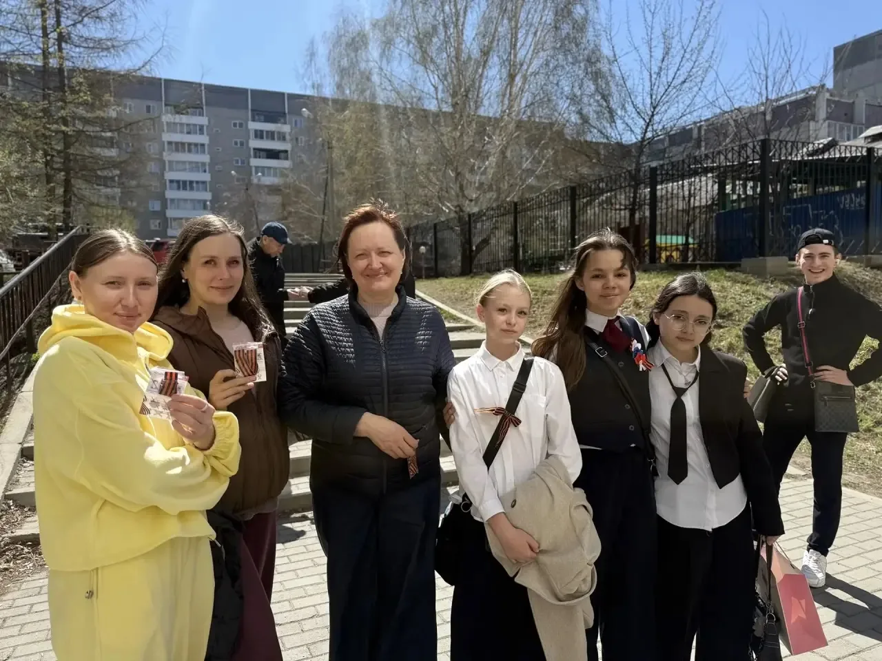 🎗️«Я помню! Я горжусь!» — эти слова сегодня звучали в каждом дворе.  📚Друзья, наша акция по раздаче 