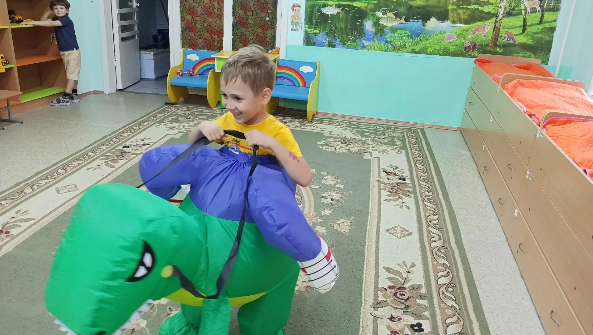 На улице дождик, но мы не скучаем! Нам весело в группе, мы дружно играем!