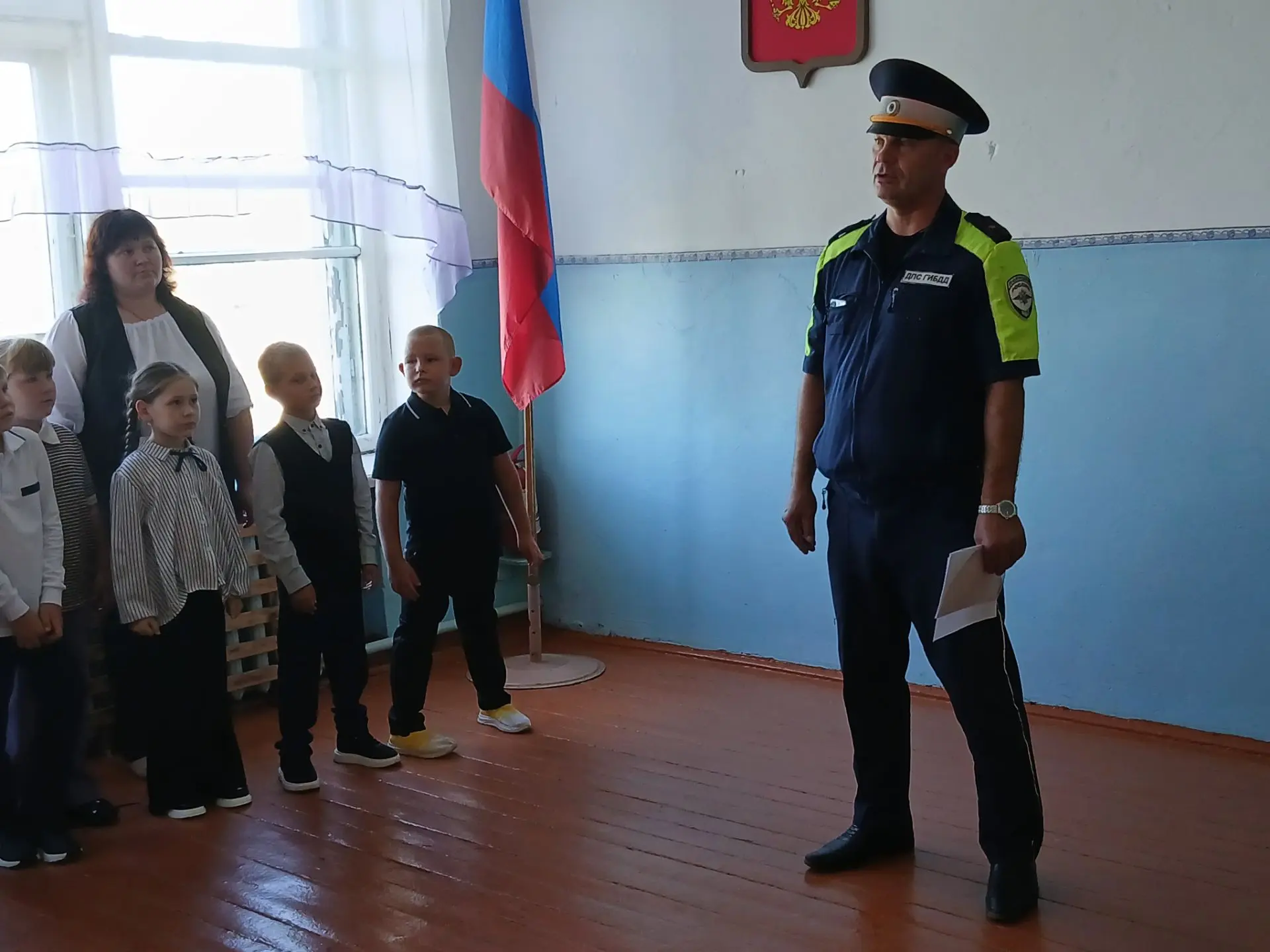 Безопасность начинается с детства: встреча с начальником ГАИ в Костыгинской школе.