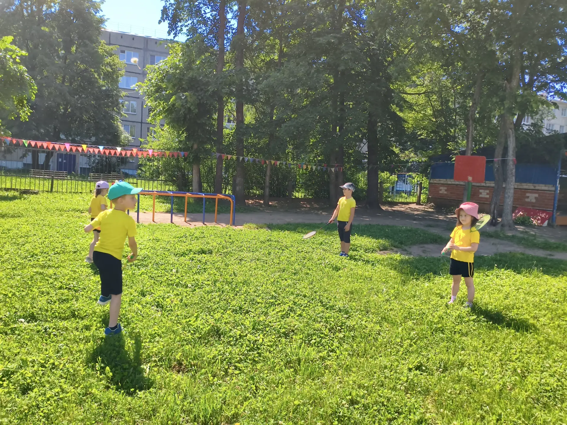В рамках летнего проекта #СпортивноеЛето наши дошколята осваивают элементы спортивной игры бадминтон