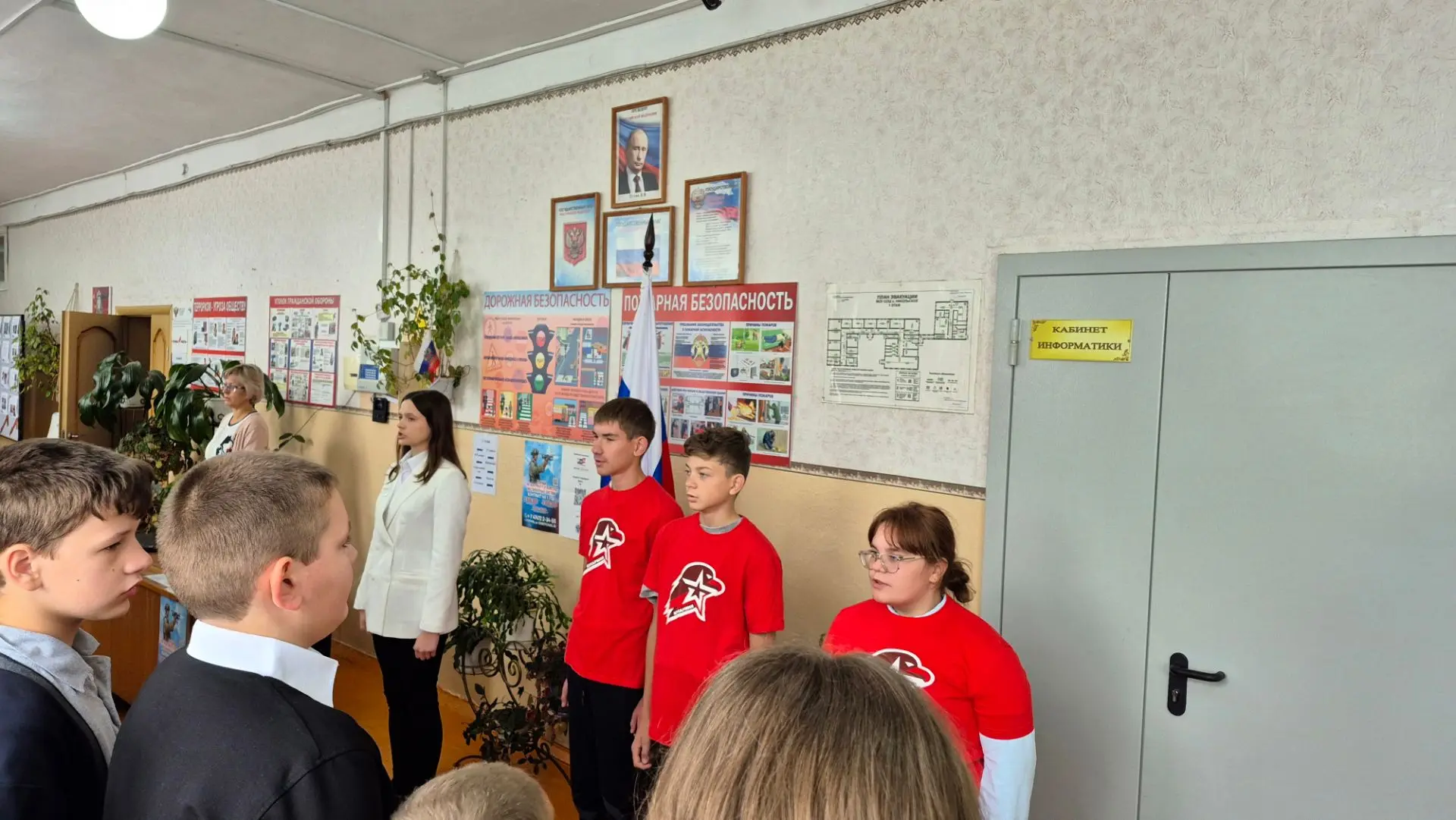 Каждый понедельник в нашей школе начинается одинаково… И нет, это не шутка. Это традици...