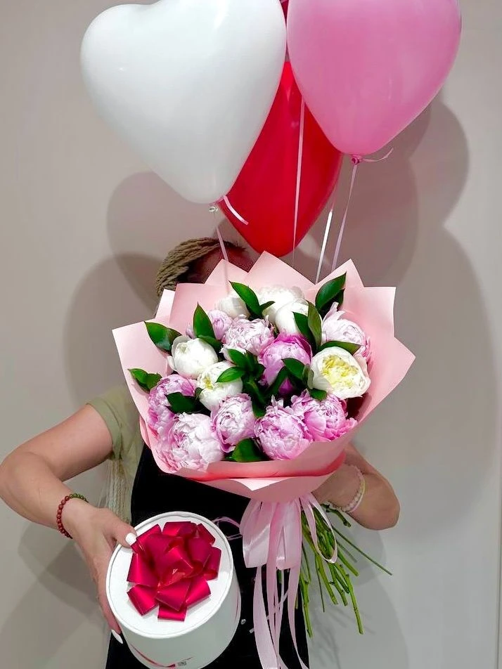 Ну как тут не растаять? 😍🌸
Нежные пионы, воздушные шары в виде сердца и коробочка Рафаэлло — идеал
